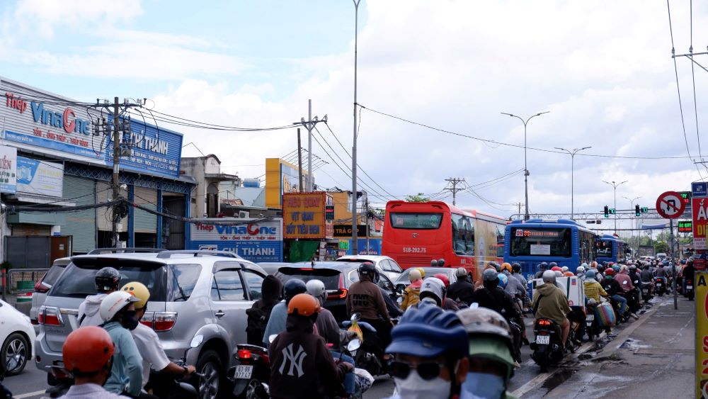 The closer to noon, the more crowded the traffic becomes, especially in the section through Binh Chanh district where there is congestion.