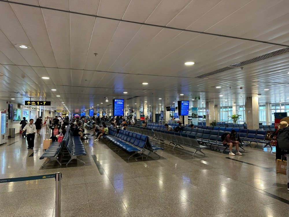 At Tan Son Nhat International Airport on the afternoon of September 3, things were bustling but there was no jostling or pushing. People from the provinces began to move back to Ho Chi Minh City after the long holiday.