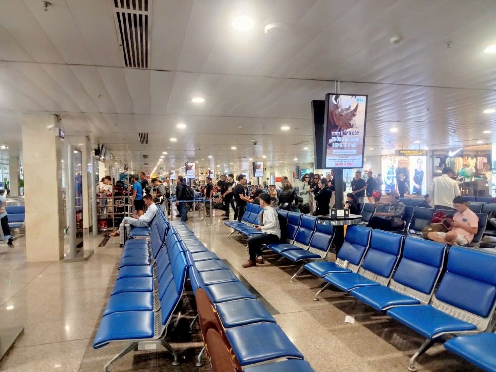 Of which, there were more than 50,000 departing passengers and 60,000 arriving passengers. This number is equal to the average number of normal days. Compared to the expected operation of about 730 flights and 125,000 passengers on the peak day of September 3, the number of passengers at Tan Son Nhat decreased by about 15,000 people on the last day of the holiday.