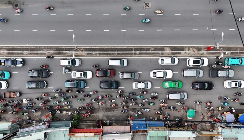 According to Lao Dong, from morning to noon on September 3, people from provinces and cities traveled by motorbike in droves to return to Ho Chi Minh City.