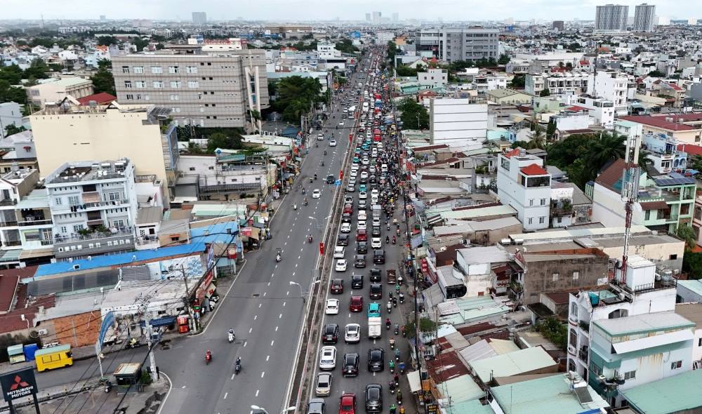 On Highway 13 from Ho Chi Minh City to Thu Duc City, there are many vehicles, traffic through this area is congested and moving slowly.