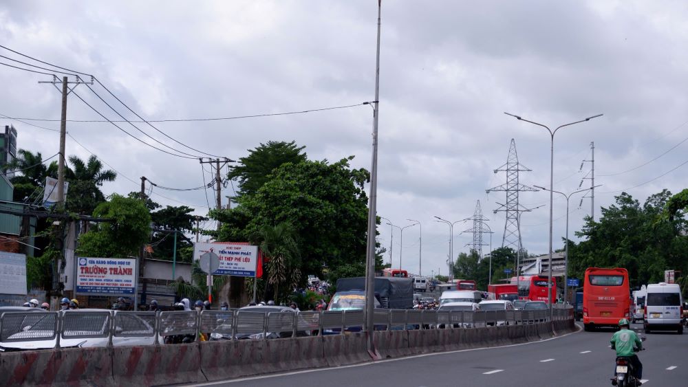 The area from the Binh Thuan intersection overpass to the intersection between National Highway 1 - Nguyen Huu Tri Street and from Binh Dien Bridge to the beginning of An Lac pedestrian bridge No. 2 on National Highway 1, traffic is constantly congested.