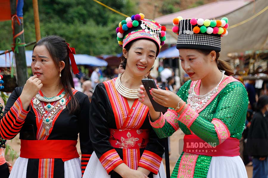 Các thiếu nữ dân tộc H'Mông trong trang phục truyền thống rực rỡ sắc màu mừng Tết Độc lập 2.9.2024 ở Điện Biên. Ảnh: Quang Đạt