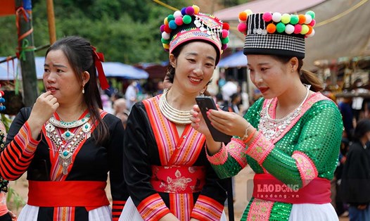 Các thiếu nữ dân tộc H'Mông trong trang phục truyền thống rực rỡ sắc màu mừng Tết Độc lập 2.9.2024 ở Điện Biên. Ảnh: Quang Đạt