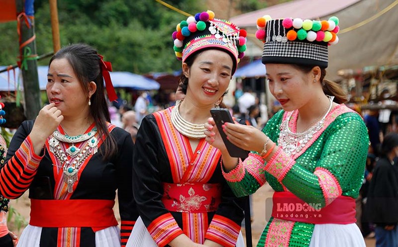 Các thiếu nữ dân tộc H'Mông trong trang phục truyền thống rực rỡ sắc màu mừng Tết Độc lập 2.9.2024 ở Điện Biên. Ảnh: Quang Đạt