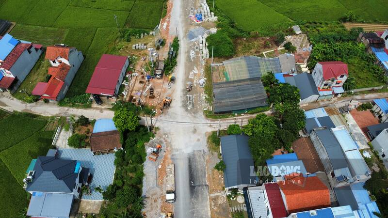 Area of ​​electric poles and transformer stations that have not been relocated. Photo: Lam Thanh