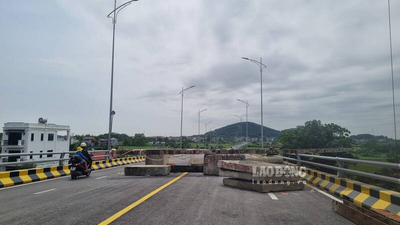 Vehicles squeeze through barriers to move. Photo: Lam Thanh