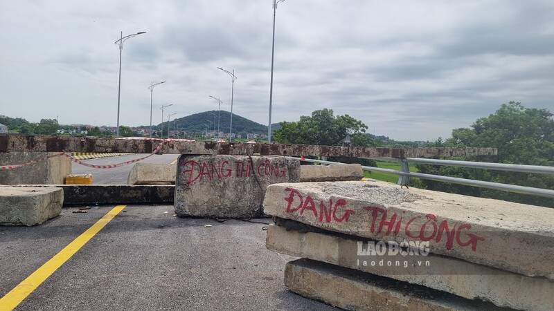 Barriers prevent vehicles from crossing the bridge. Photo: Lam Thanh