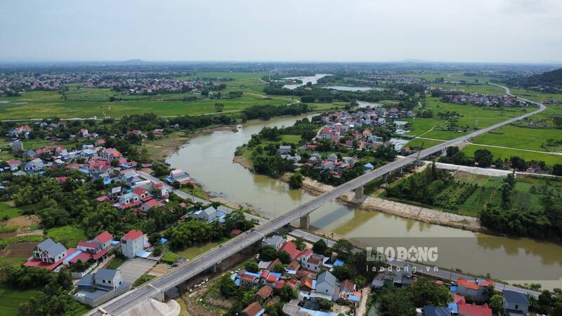 Cầu nối tỉnh Thái Nguyên và tỉnh Bắc Giang vẫn chưa thông xe. Ảnh: Lam Thanh