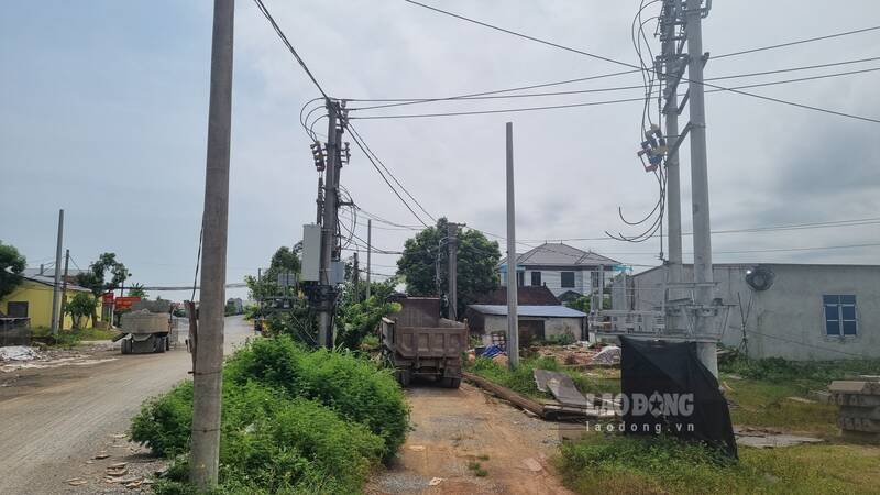 Electric poles and transformer stations have not been relocated. Photo: Lam Thanh