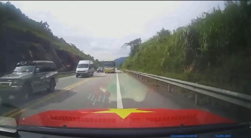 Xe khách suýt gây tai nạn trên cao tốc Nội Bài - Lào Cai do vượt ẩu. Ảnh cắt từ clip