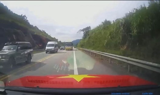 Xe khách suýt gây tai nạn trên cao tốc Nội Bài - Lào Cai do vượt ẩu. Ảnh cắt từ clip