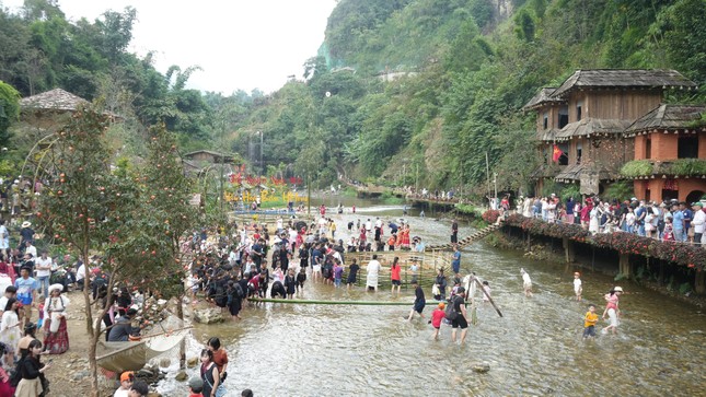 Tourists can watch cultural and artistic activities imbued with national identity in Sa Pa.