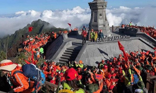Khu vực đỉnh Fansipan đông nghẹt du khách từ khắp nơi đến tham quan. Ảnh: Văn Đức