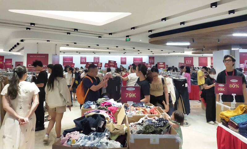 Crowds of people came to shop on September 3. Photo: Minh Tam