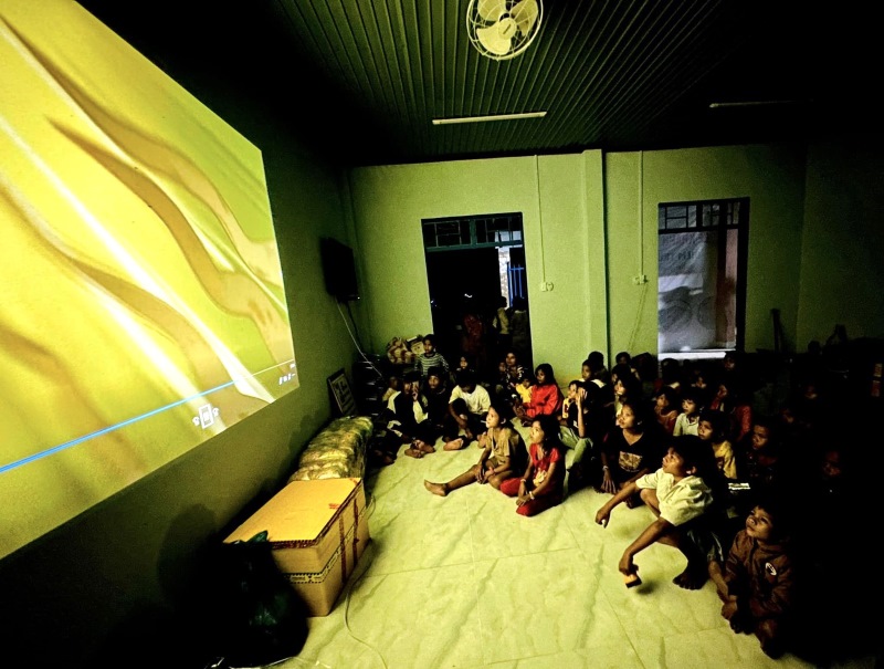 Rạp chiếu phim trên núi có sức hấp dẫn kỳ lạ với trẻ em vùng cao Quảng Nam. Ảnh Hoàng Bin