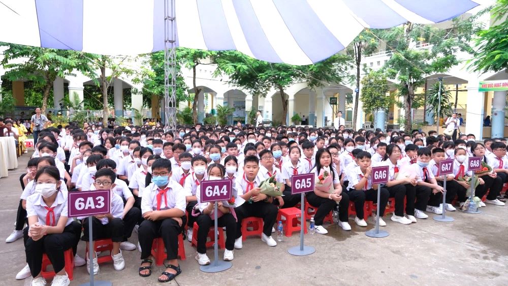 Throughout the ceremony, students seemed to just sit still. Photo: Phong Linh