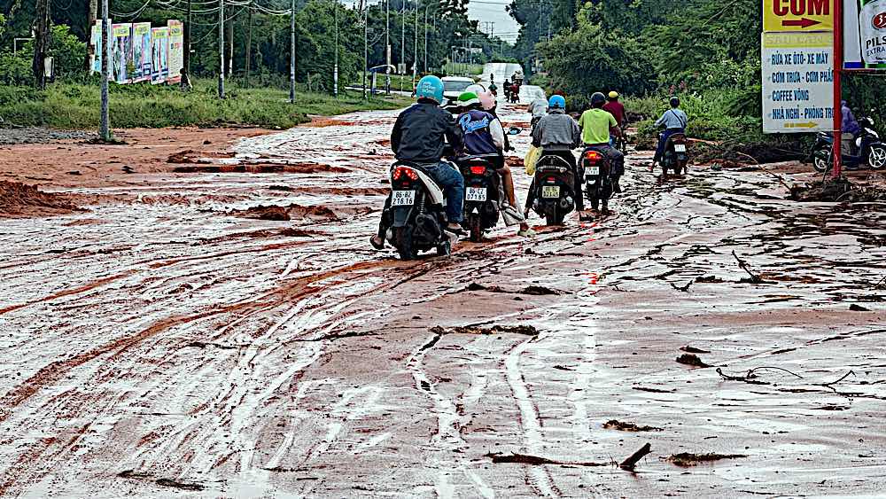 Xe máy tìm vị trí cát không lún để chạy. Ảnh: Duy Tuấn 