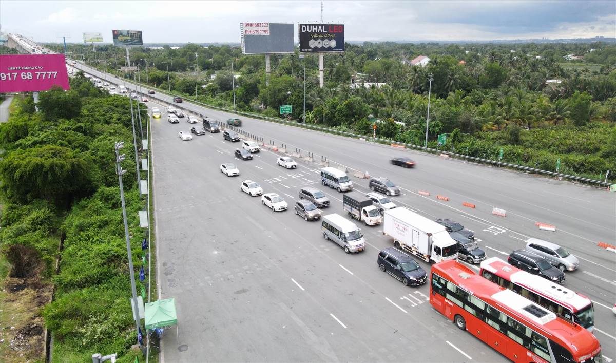 Đoạn cao tốc TPHCM - Long Thành hiện quá tải, thường xuyên ùn tắc.  Ảnh: Anh Tú