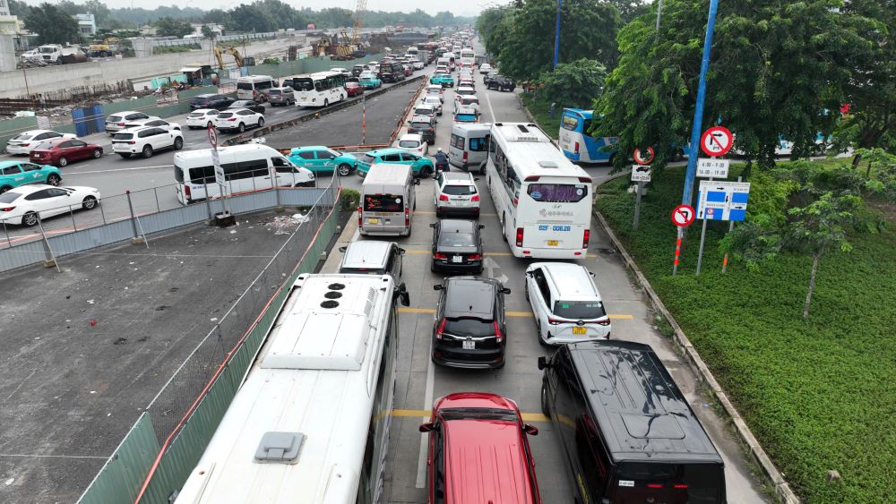 Traffic jam on the Ho Chi Minh City - Long Thanh expressway, near An Phu intersection. Photo: Anh Tu