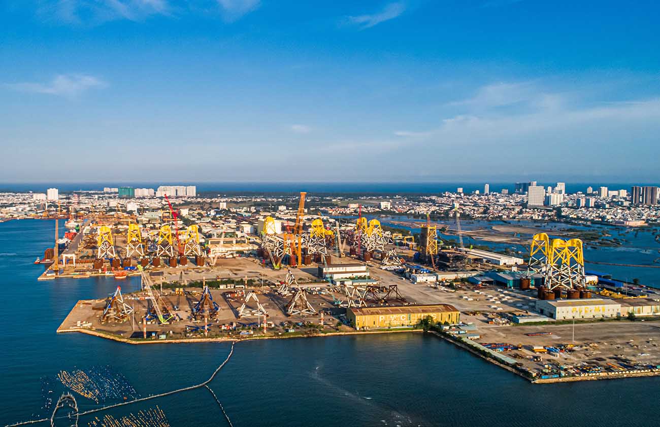 Cảng thi công chân đế điện gió ngoài khơi. Ảnh: Petrovietnam cung cấp.