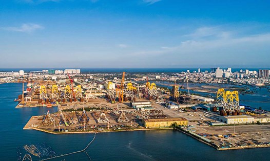 Cảng thi công chân đế điện gió ngoài khơi. Ảnh: Petrovietnam cung cấp.