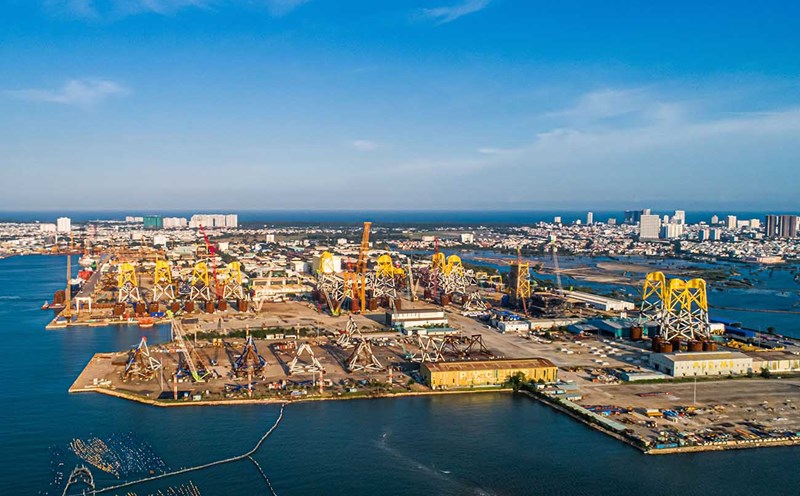 Cảng thi công chân đế điện gió ngoài khơi. Ảnh: Petrovietnam cung cấp.