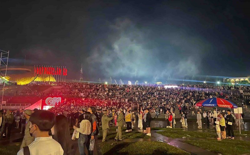 Quảng trường Lâm Viên (Đà Lạt) đông nghịt người vào tối 2.9
Ảnhh: La Hằng