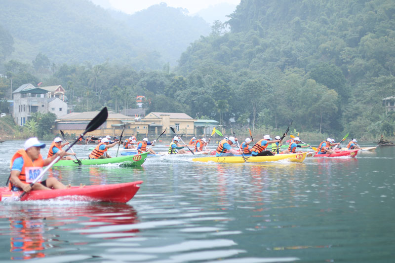 Khu du lịch hồ Hòa Bình điểm đến hàng đầu khi đi du lịch ở Tây Bắc. Ảnh: Minh Nguyễn
