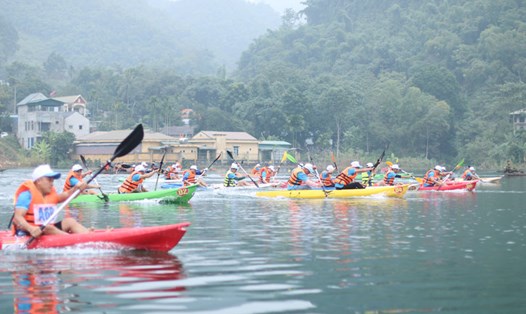 Khu du lịch hồ Hòa Bình điểm đến hàng đầu khi đi du lịch ở Tây Bắc. Ảnh: Minh Nguyễn