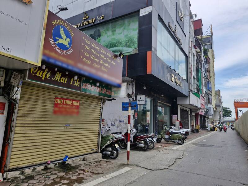 Mặt bằng kinh doanh treo biển cho thuê trên phố Kim Mã (quận Ba Đình, Hà Nội). Ảnh: Thu Giang