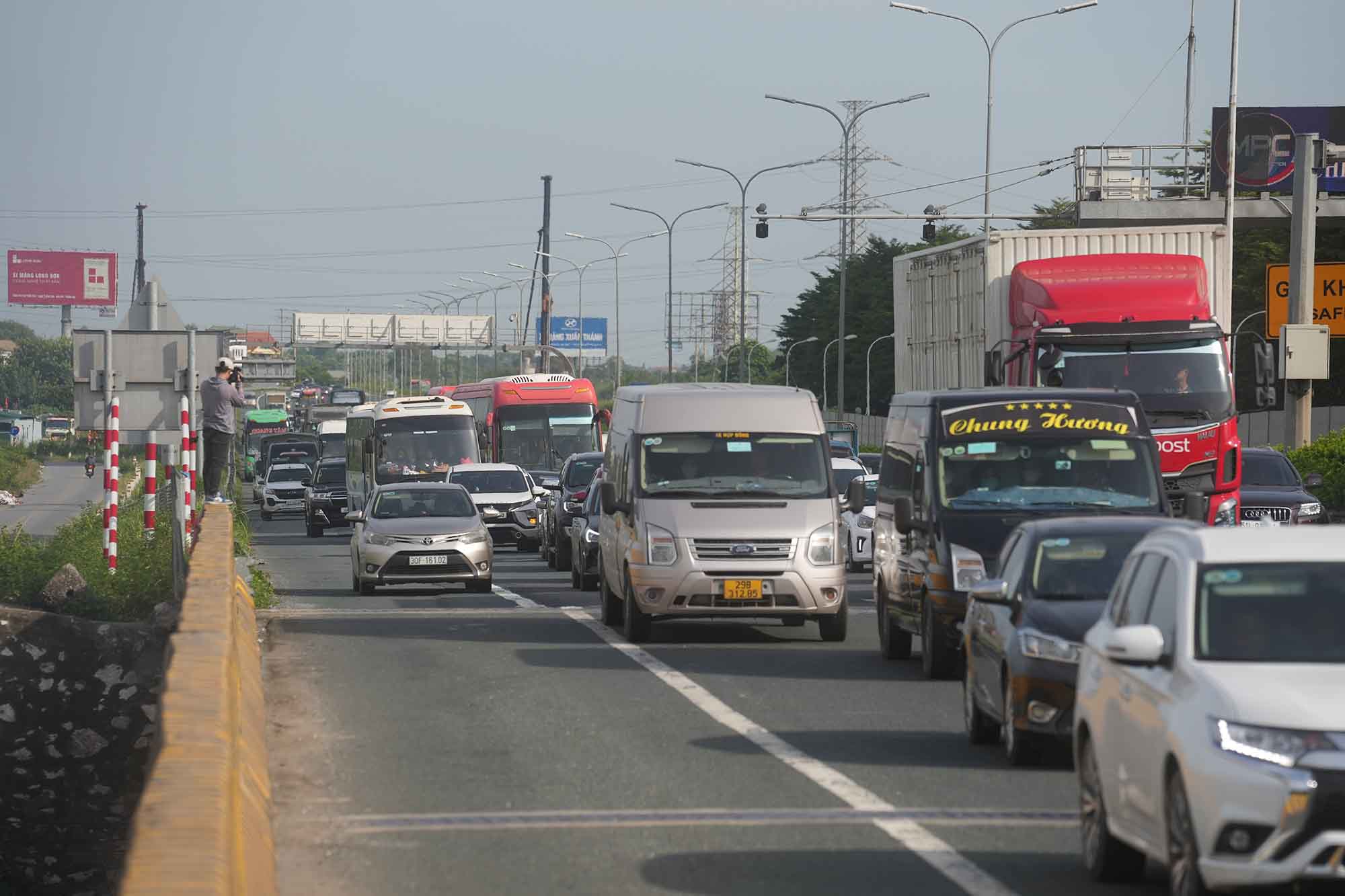 Many vehicles enter the emergency lane to shorten travel time. Photo: Huu Chanh