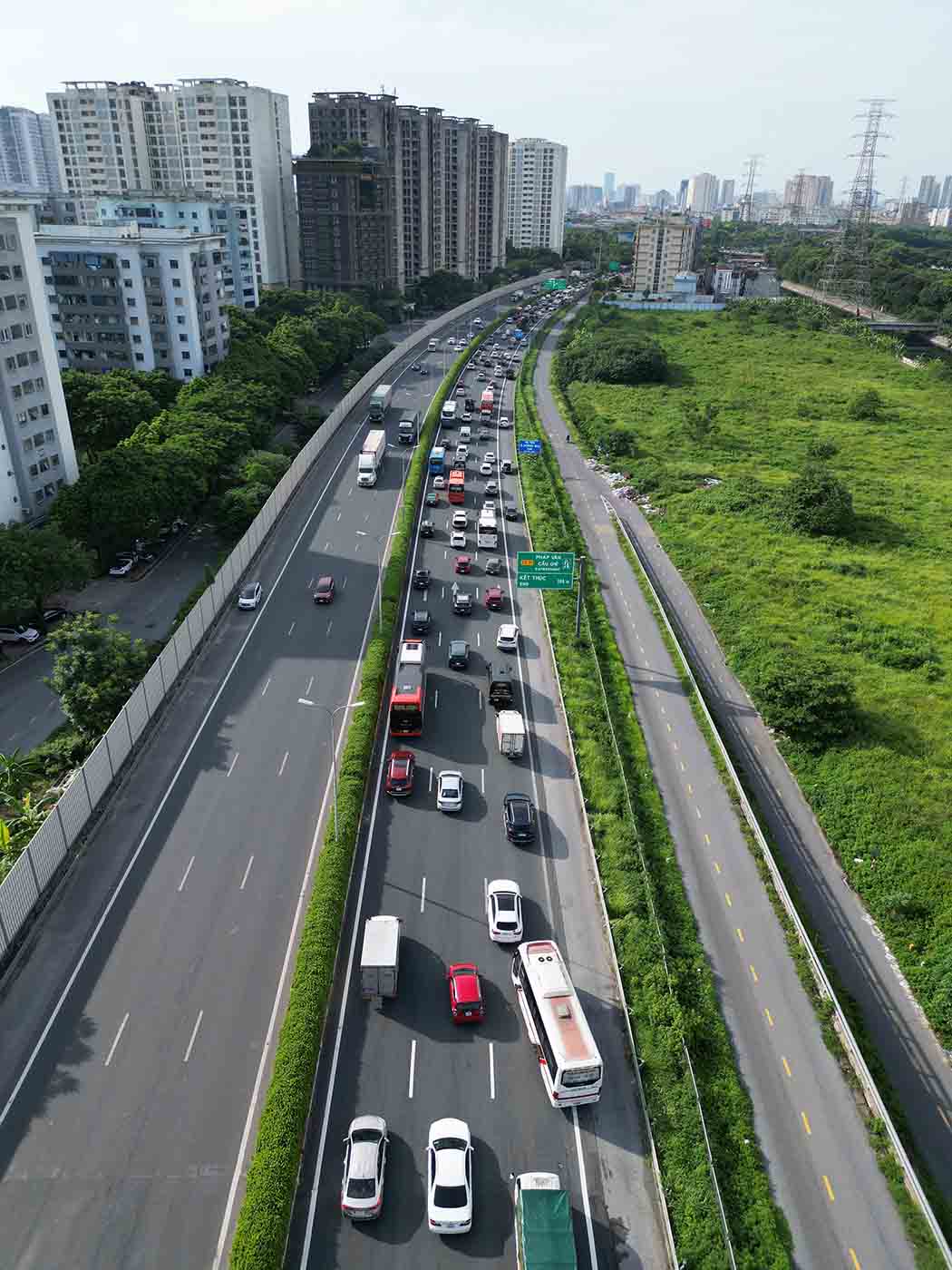 Traffic jam stretched for 3 km on Phap Van Expressway towards Hanoi center. Photo: Huu Chanh