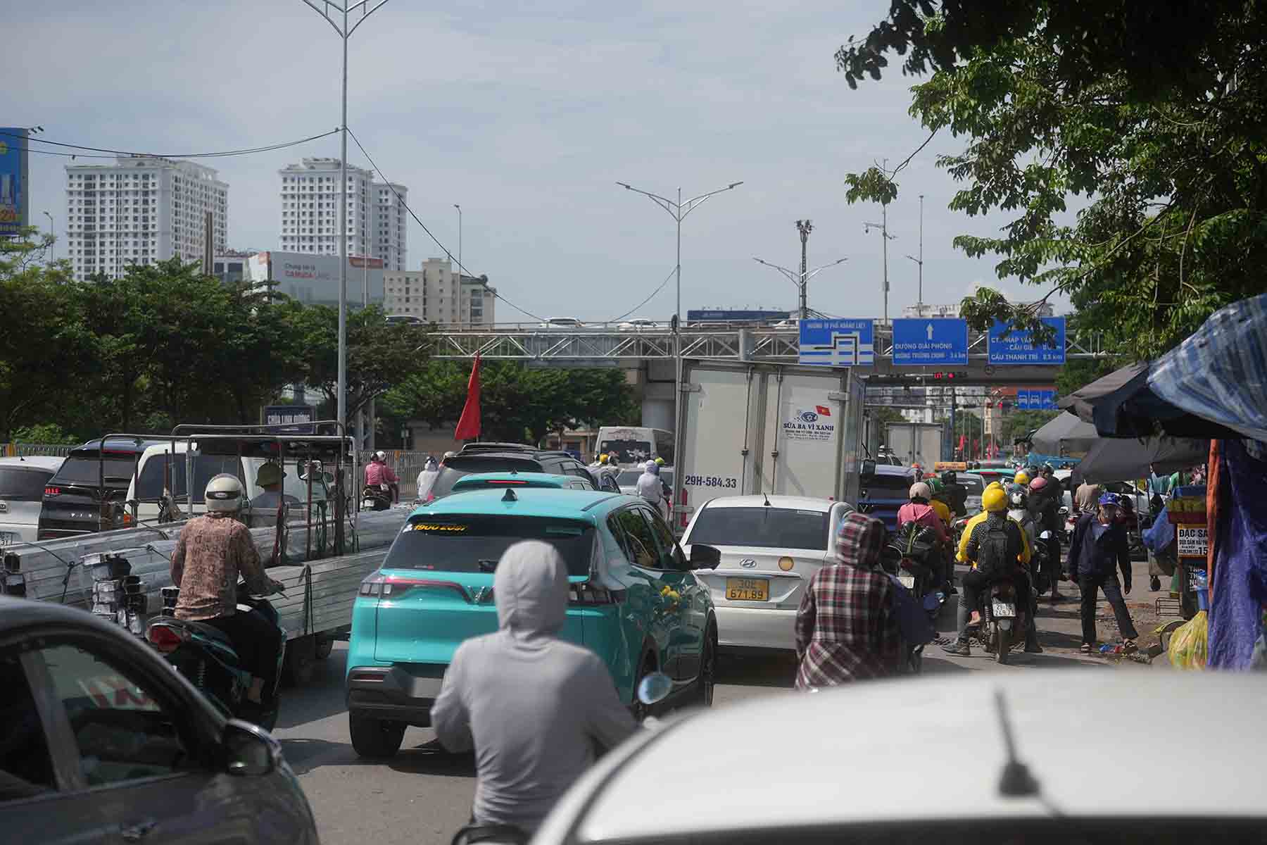 As the afternoon progresses, the traffic on National Highway 1A heading towards the center of Hanoi becomes more and more crowded. Photo: Huu Chanh