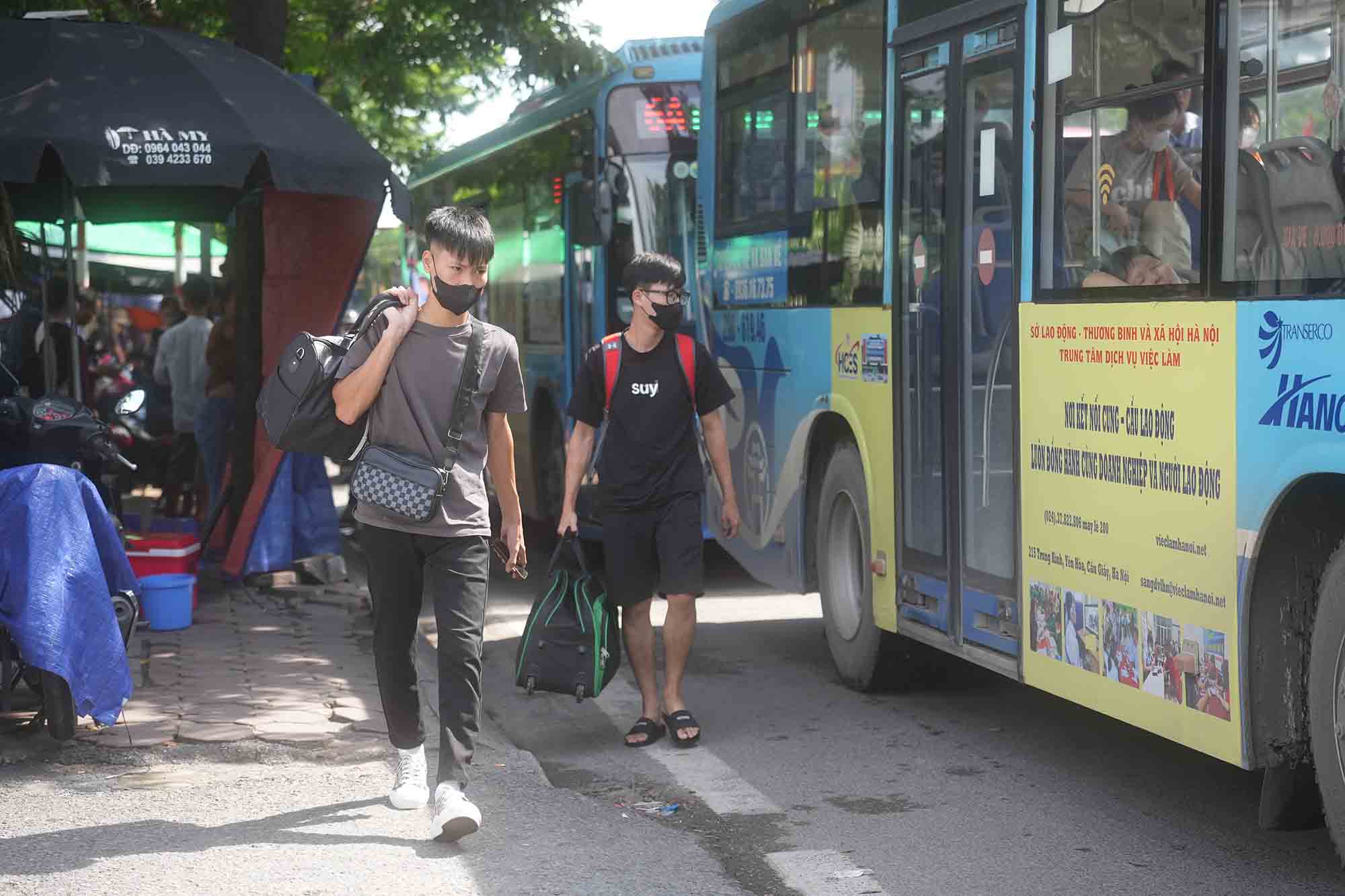 People return to the capital with their belongings after the National Day holiday. Photo: Huu Chanh