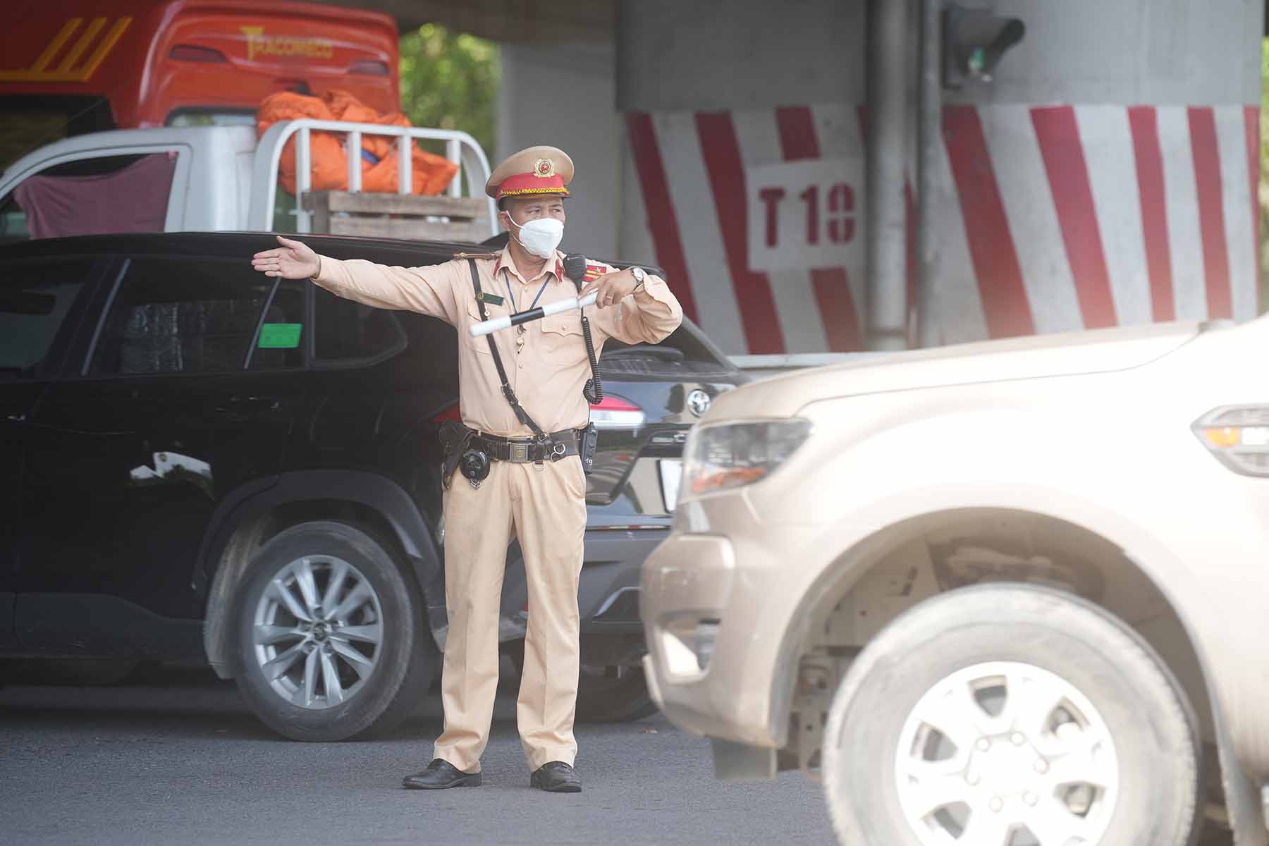 Authorities are present at key intersections to regulate and direct traffic. Photo: Huu Chanh