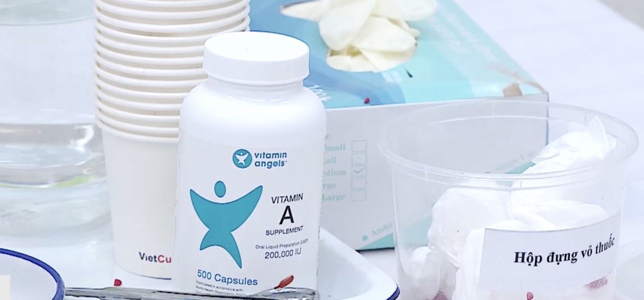 Bổ sung vitamin A cho trẻ mắc bệnh sởi. Ảnh: Bộ Y tế