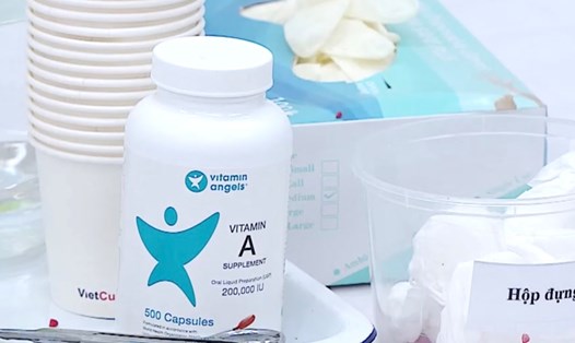 Bổ sung vitamin A cho trẻ mắc bệnh sởi. Ảnh: Bộ Y tế