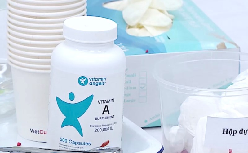 Bổ sung vitamin A cho trẻ mắc bệnh sởi. Ảnh: Bộ Y tế