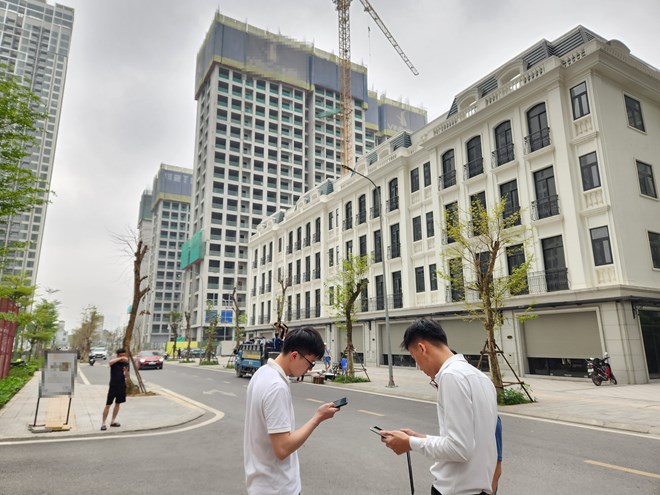 Apartment prices are increasing but there are still many people interested in investing. Photo: Cao Nguyen.