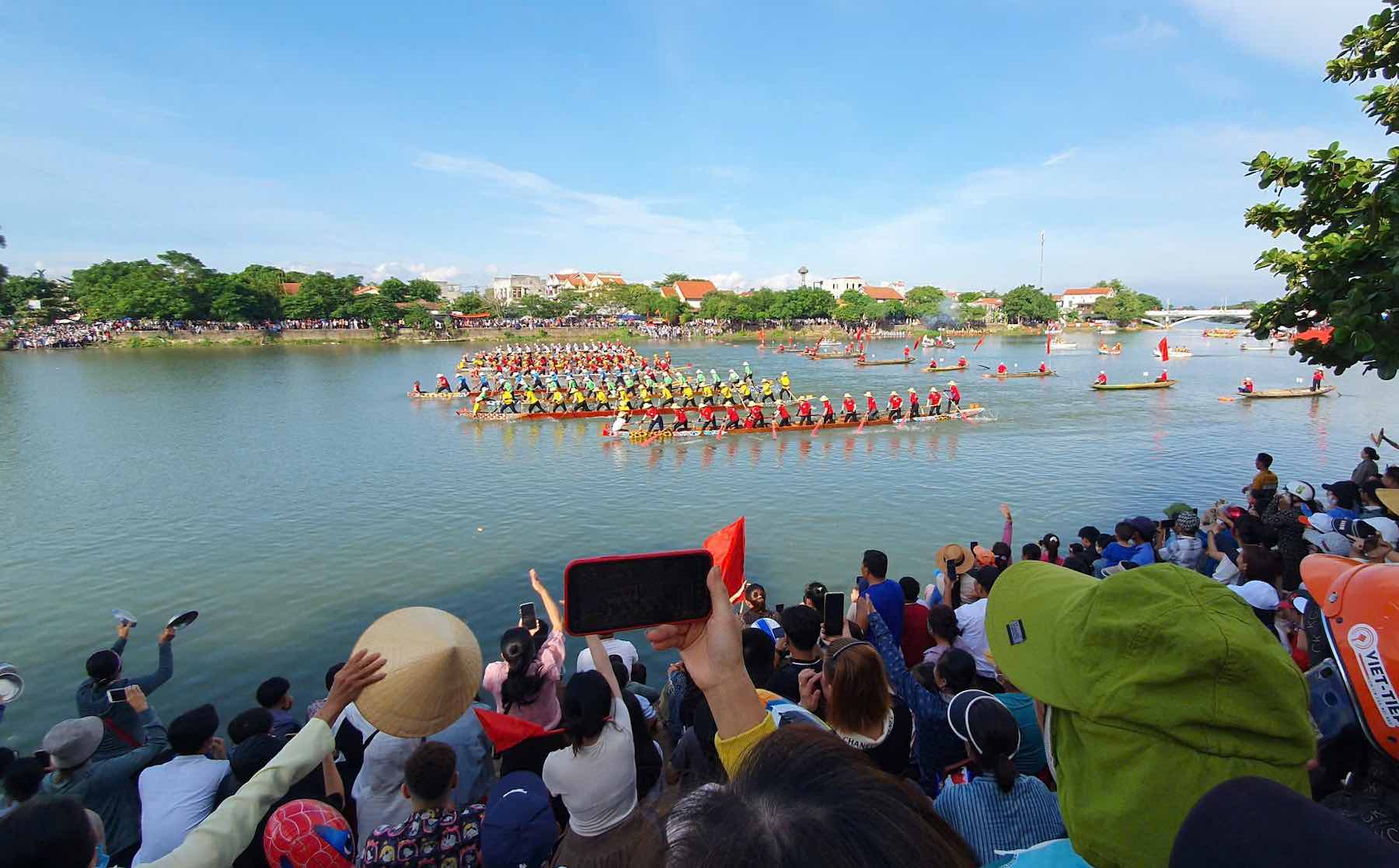 The traditional boat racing and rowing festival on Kien Giang River attracts thousands of spectators. Photo: Cong Sang