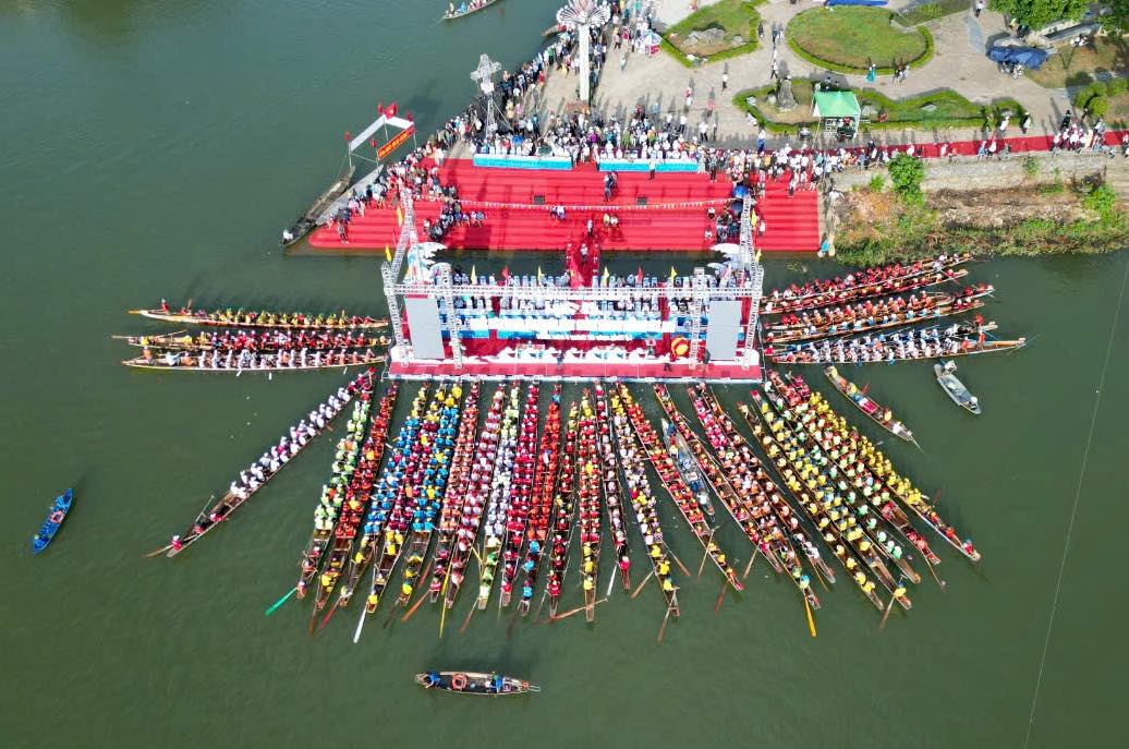 Lễ hội đua, bơi thuyền truyền thống trên sông Kiến Giang thu hút hàng nghìn lượt khách đổ về dịp lễ Quốc khánh 2.9. Ảnh: Công Sáng