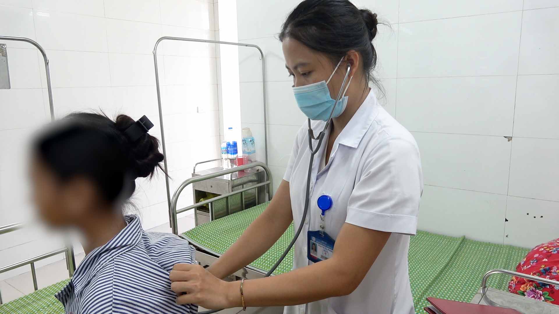 Image of a doctor examining a patient. Photo: PV Group