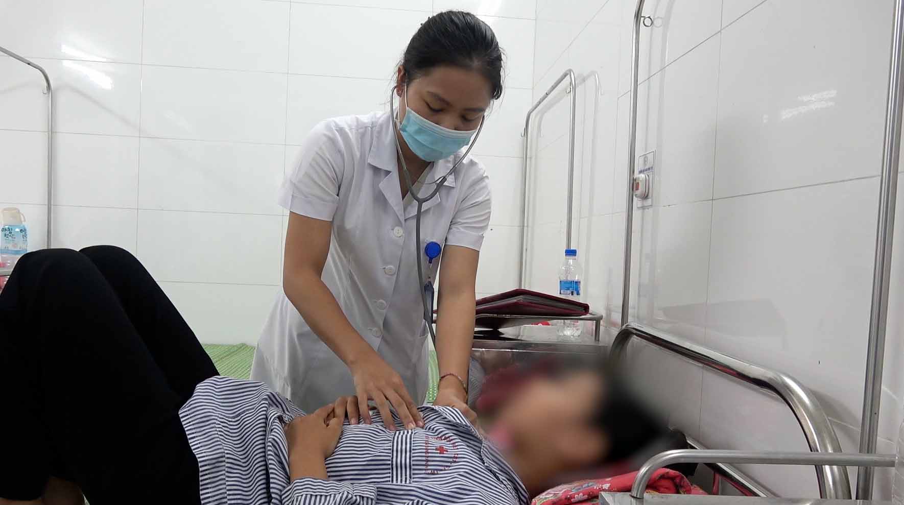 Patient Nguyen Thi Ngoc Thanh is being examined by a doctor. Photo: Reporter team