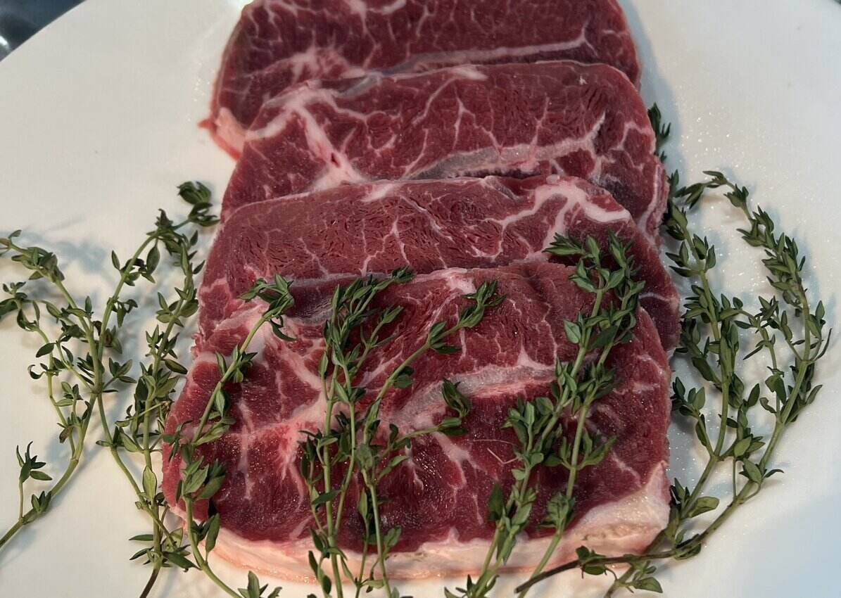 Thịt bò là một trong những loại thịt đỏ làm tăng axit uric. Ảnh: Kiều Vũ