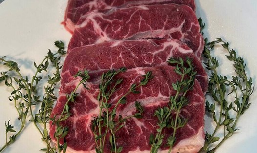 Thịt bò là một trong những loại thịt đỏ làm tăng axit uric. Ảnh: Kiều Vũ