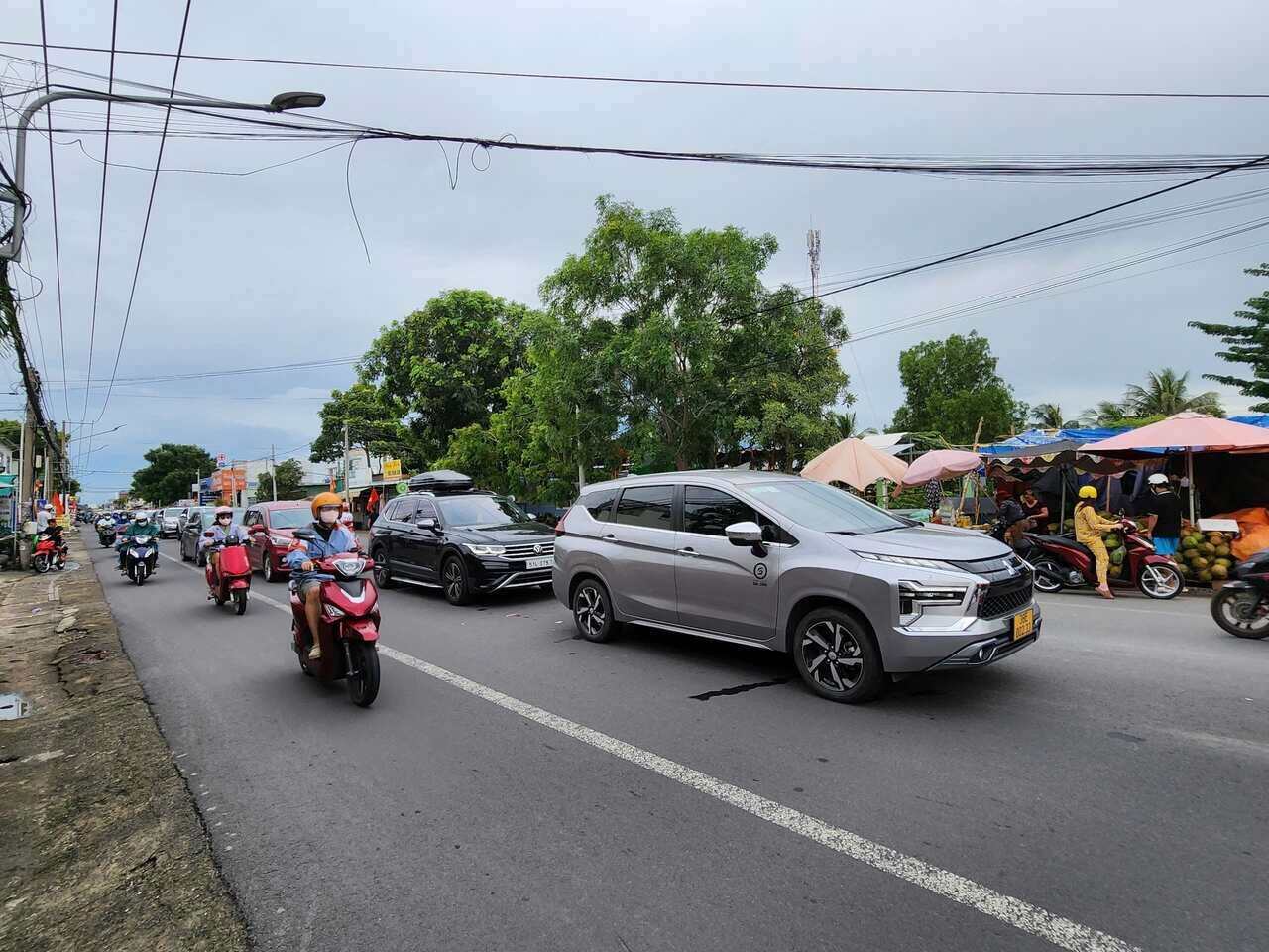 Đến khoảng 16h, ghi nhận tại khu vực phà Cát Lái (TP Thủ Đức) lượng phượng tiện dồn về khá đông. 