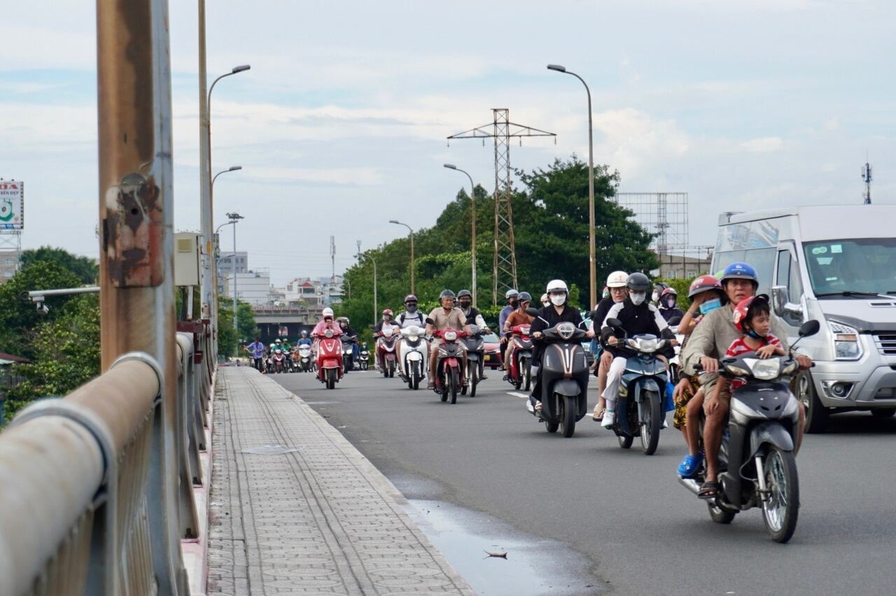 Ghi nhận của Lao Động vào khoảng 15h30 tại Quốc lộ 13 (phường Hiệp Bình Phước, TP Thủ Đức), dòng phương tiện đổ về trung tâm TPHCM bắt đầu đông đúc tuy nhiên không xảy ra ùn tắc.  