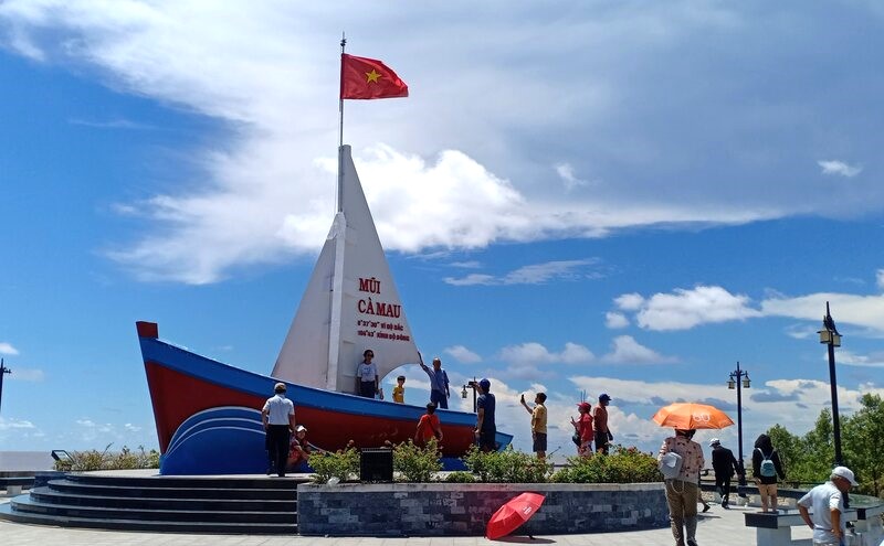 Mui Ca Mau tourist area always attracts tourists during holidays and Tet. Photo: Nhat Ho