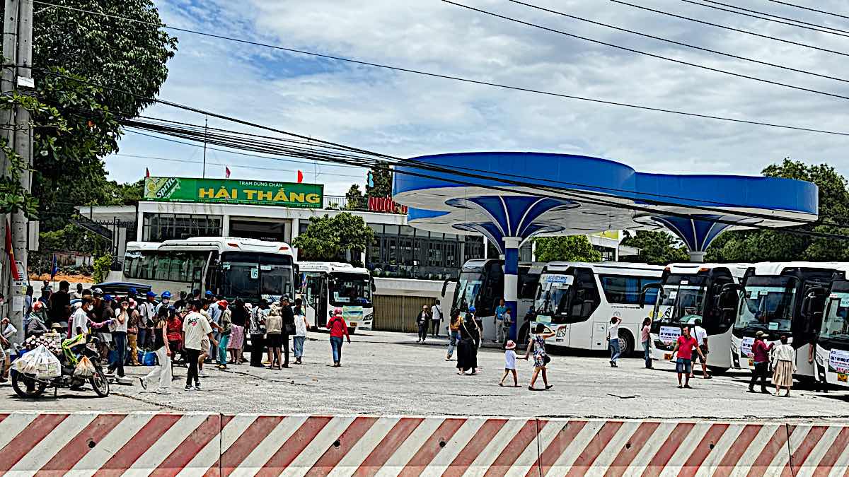 Cars take tourists to a stop to buy Phan Thiet specialties. Photo: Duy Tuan